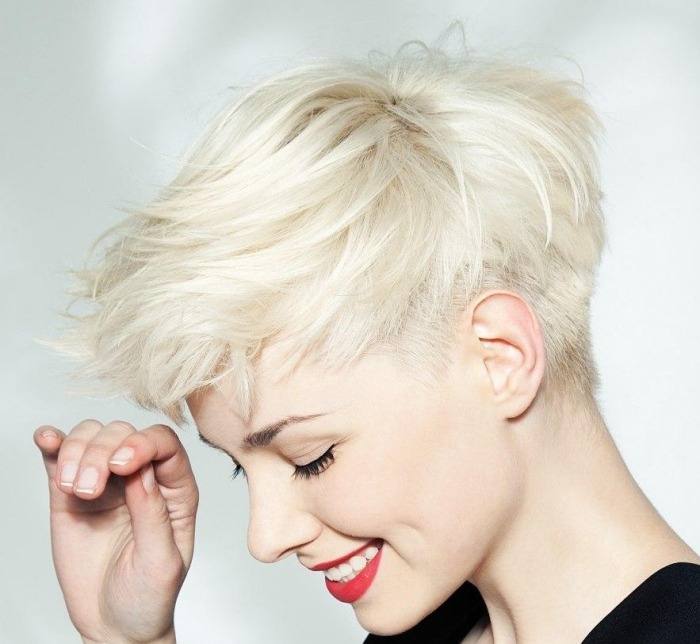 korta frisyrer-asymmetrisk-klipp-vit-blond-pixie-cut