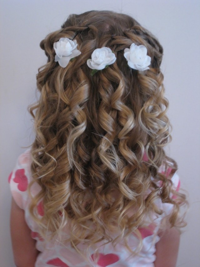Barns frisyrer-med-lockar-små-tjejer-hår-smycken-blommor