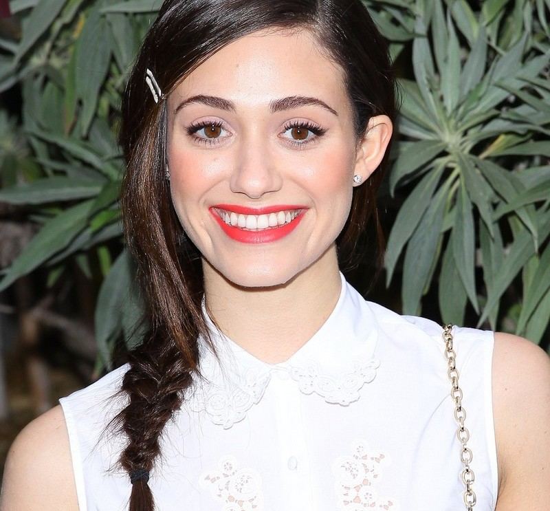 Trend-frisyrer-sommaren-2015-fisk-hår-fläta-i sidled-Emmy-Rossum
