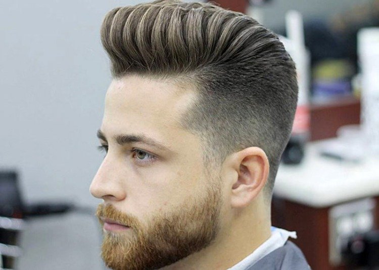 Få en pompadour -frisyr med textur gjord på frisören