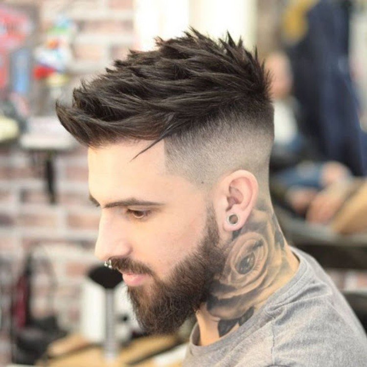Strukturerade korta frisyrer för män med skägg