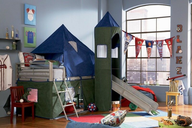 Loft-säng-rutschbana-barnkammare-möblering-pojkrum
