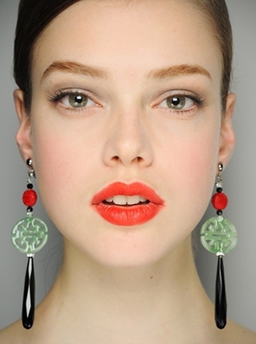 Applicera rött läppstift, förföriska makeup-idéer, rodnad, glans och kräm-eyeliner