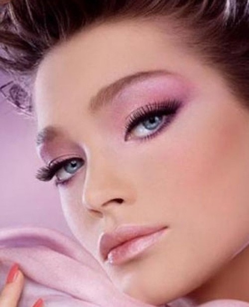 Applicera pulver rouge på läpparna med transparenta-rosa glans-artificiella ögonfransar