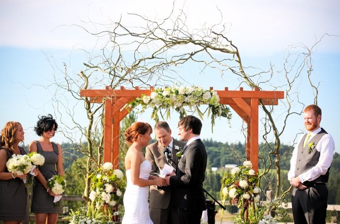 bröllop-utomhus-trä-pergola-bröllop-dekorera