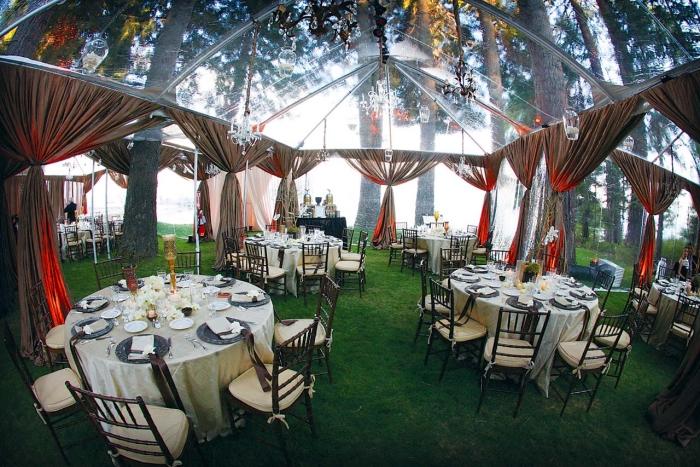 bröllop-utomhus-transparent-tält-mottagning