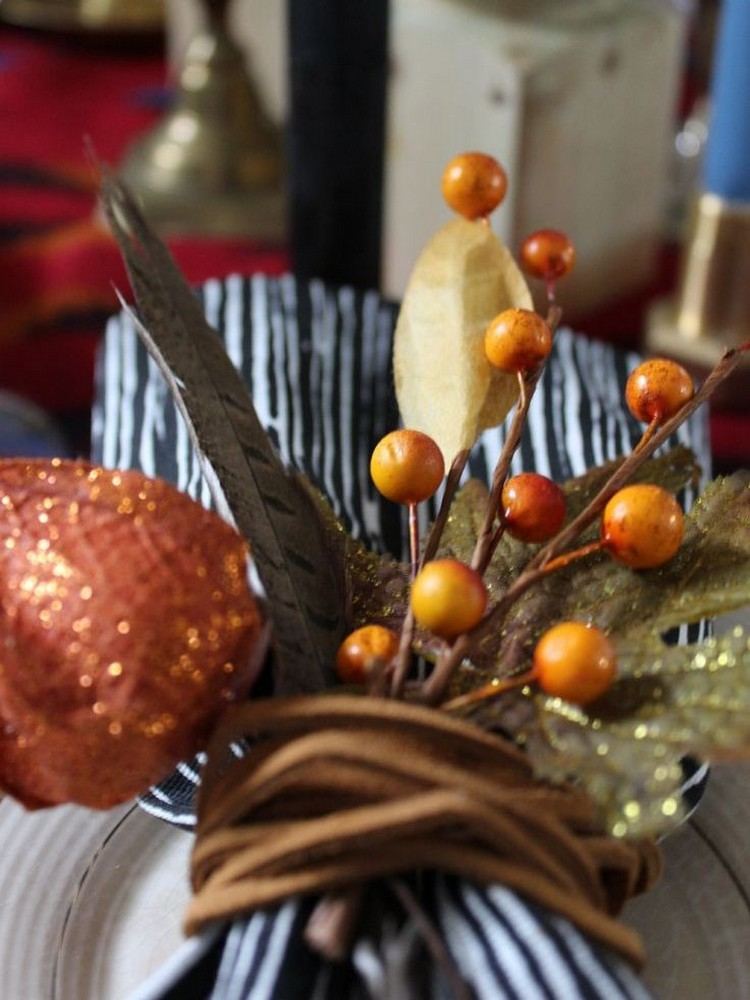 Herbstdeko-2014-bord-dekoration-servett-ringar-bär-fjäderblad
