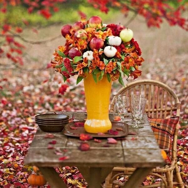 trädgård-bord-gjort-av-trä-smycken-på-hösten-färgglada-bukett-blommor-äpplen