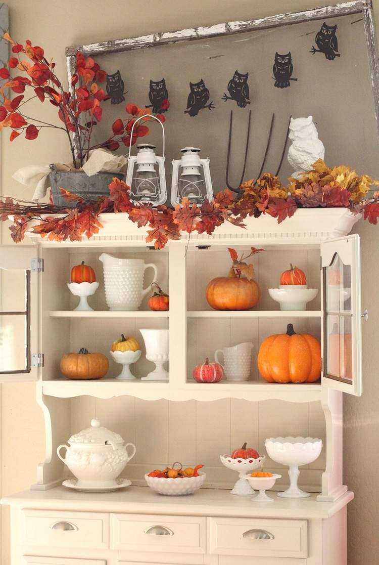 Herbstdeko 2014 hus-buffé-skåp-vita rätter-apelsin-pumpa-krans-höstlöv-uhu-krans