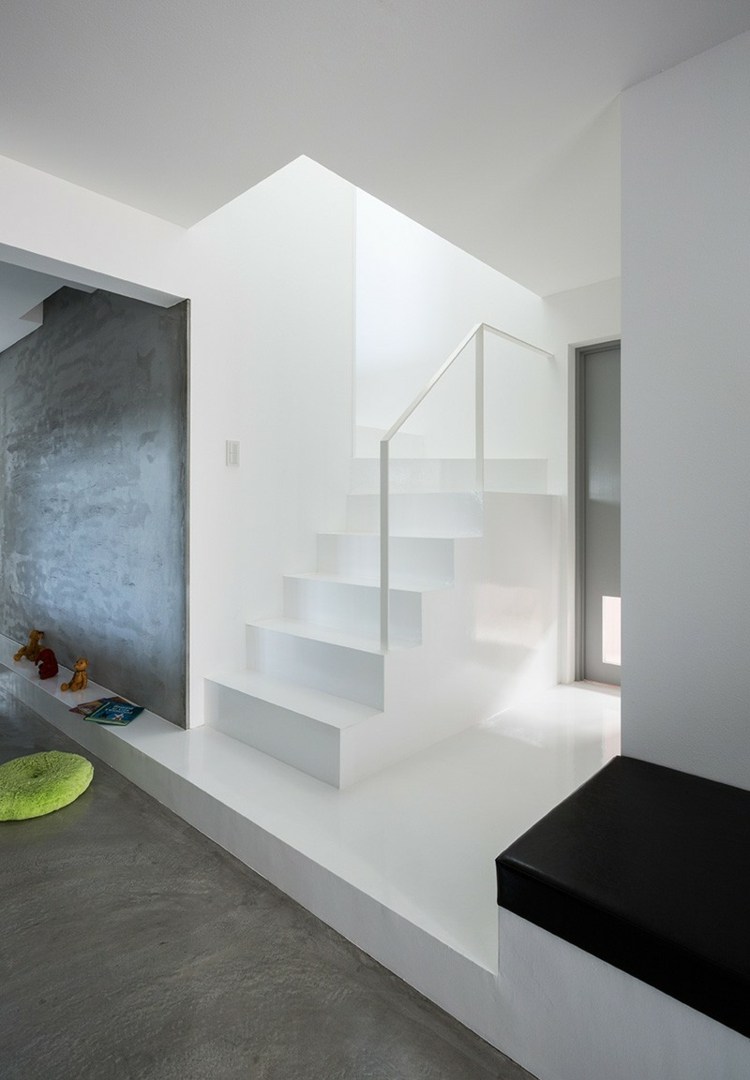 trappor minimalistisk stil japan hus vit glasräcke betong