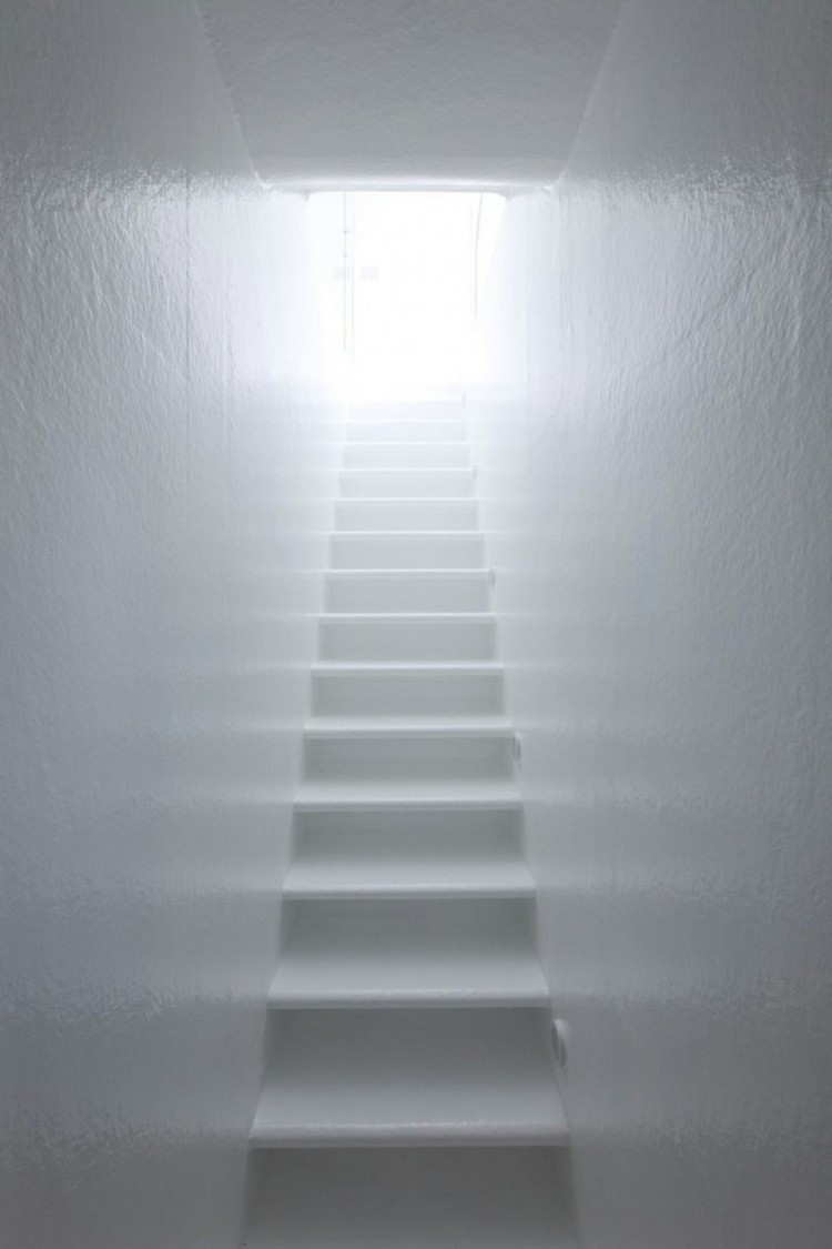 trappor minimalistisk stil korridor design vita väggar