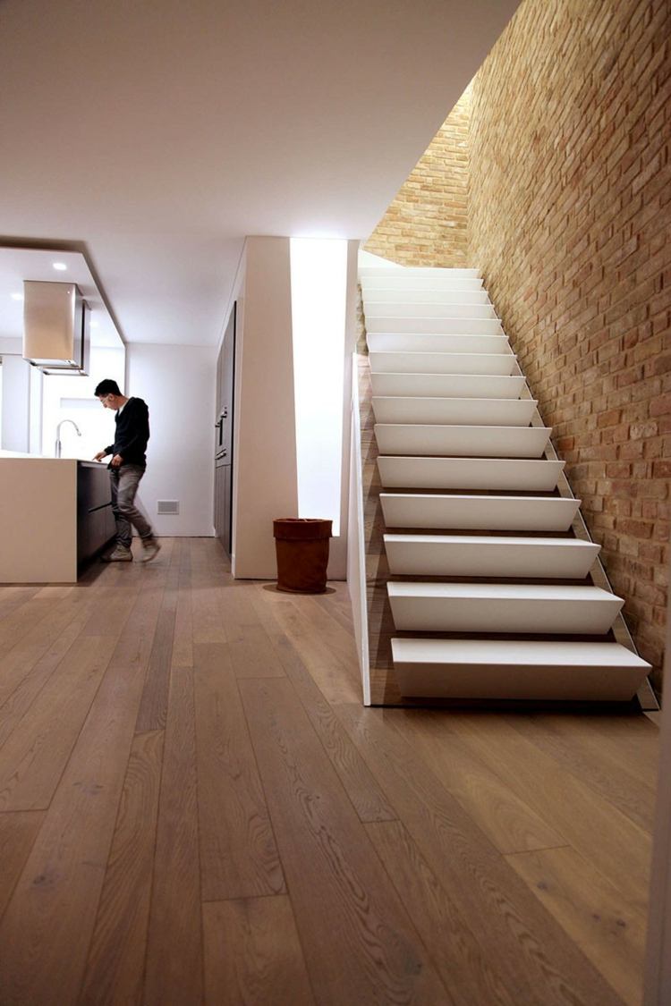 trappor minimalistisk stil tegelvägg trä steg vita