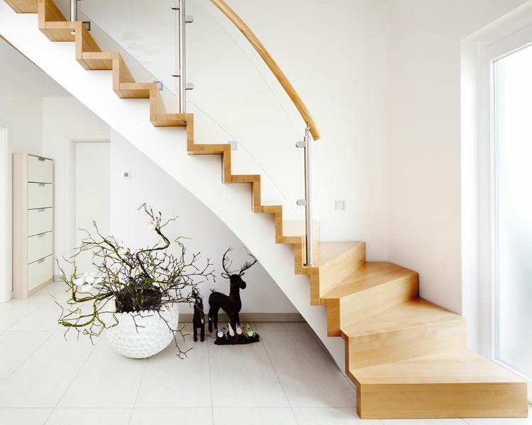 Klä upp trappor rak-trappa-glasräcke-träpaneler-skoskåp-krukväxt-älg-dekorationsfigur