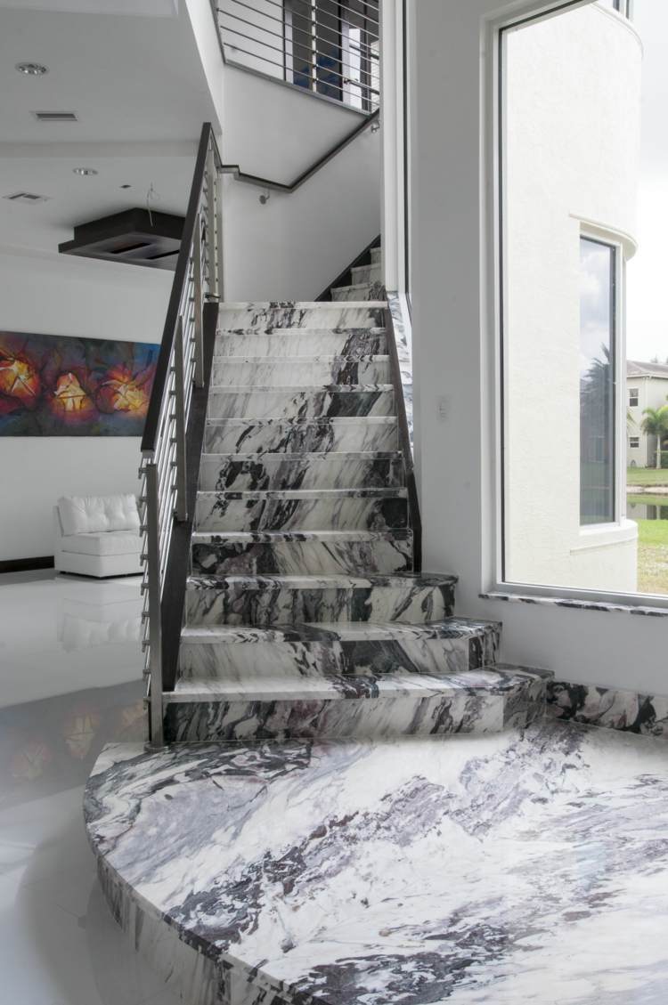 trappor-beklädnad-granit-natursten-grå-svart-vit-lyxig-hall-soffa-bild