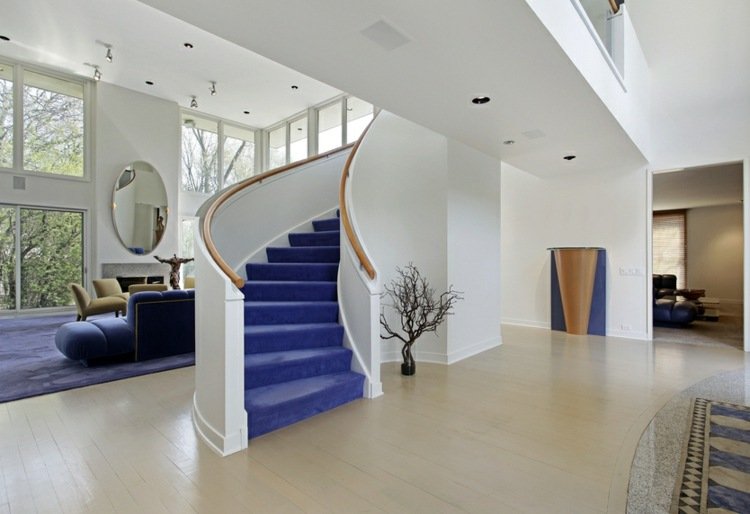 trappor-dressing-privat-bostad-vardagsrum-öppen-matta-löpare-spegel-soffa-mattor-kungsblå