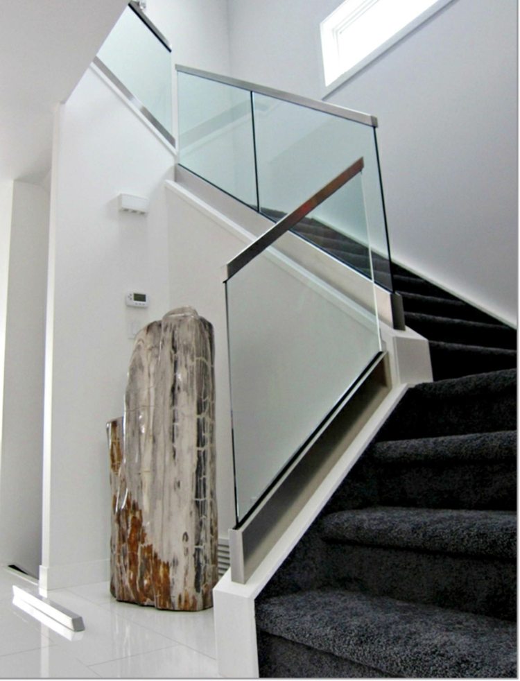 trappor-klä upp-matta-löpare-mörk-grå-fluffiga-vridna-räcke-glas-dekoration-klinkergolv