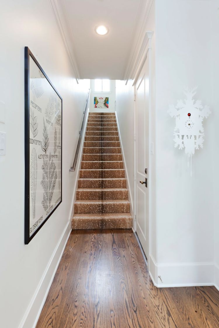 trappa-klädd-rak-trappa-smal-matta löpare-bild-vägg-klocka-vägg-måla-vit