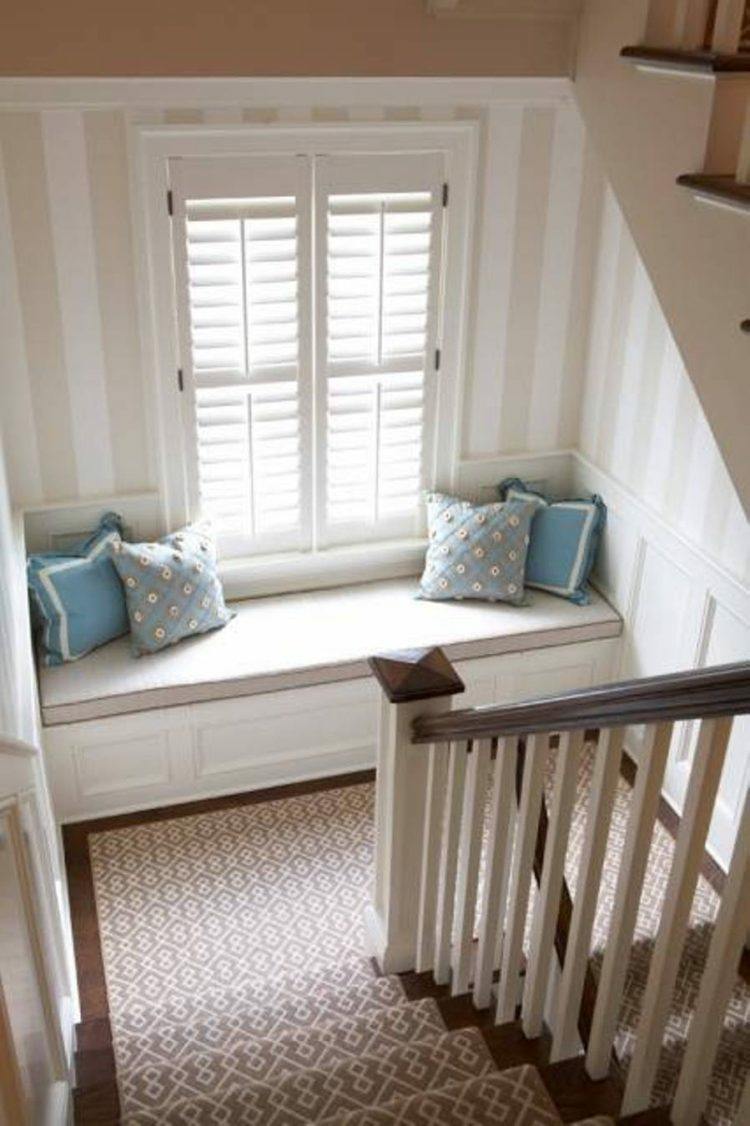 trappor-klä upp-spiral-matta-löpare-fönster-bänk-kasta-kudde-mönstrad-brun-beige-vit