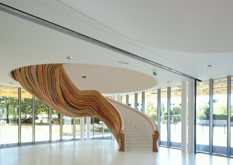 trappor-klädda-skol-byggnad-entré-område-spiral-trappa-mönster-ränder-färgade
