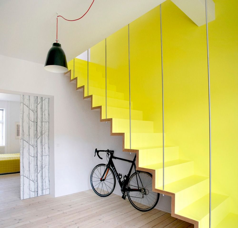 minimalistisk design för renovering av öppna trappor i neongult med fallskydd