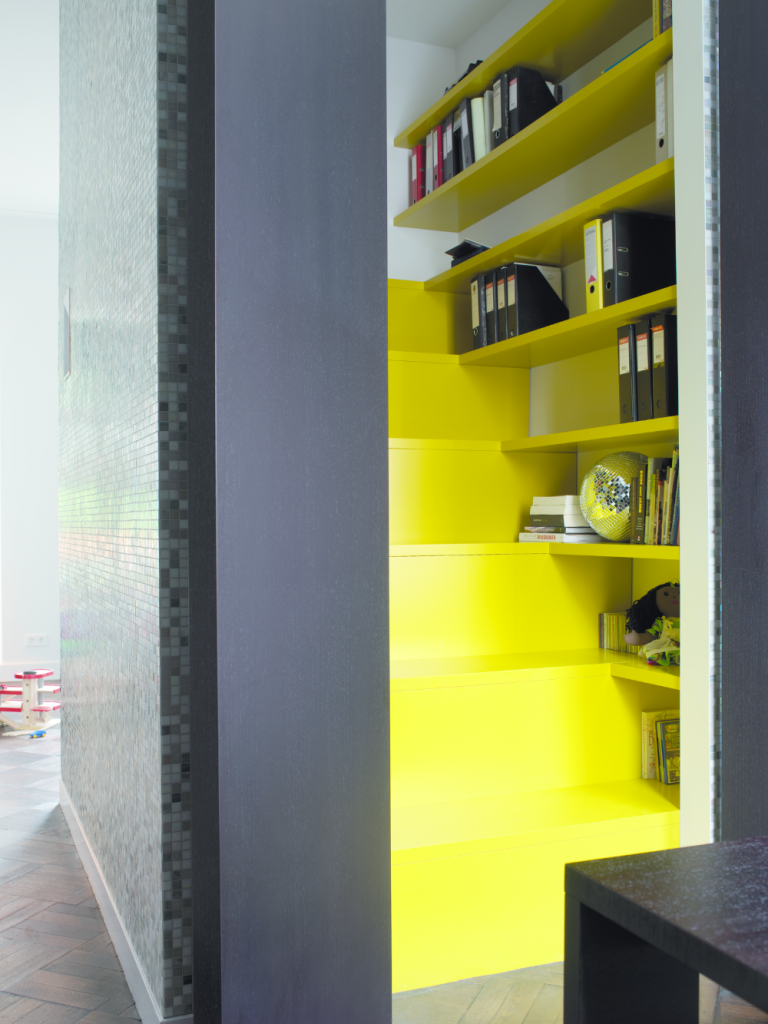 trapphyllor för trappdesign i gult med böcker och diskoboll i barnrummet