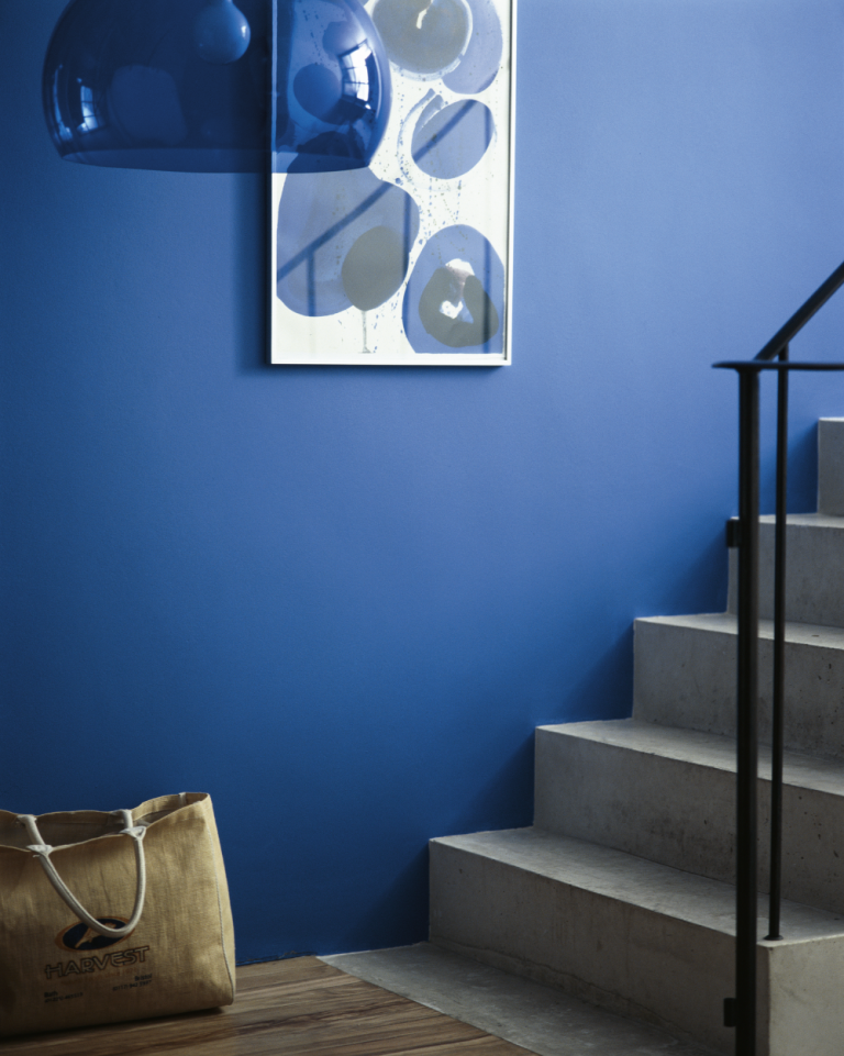 trappväggdesign i blått med betongtrappor och konst