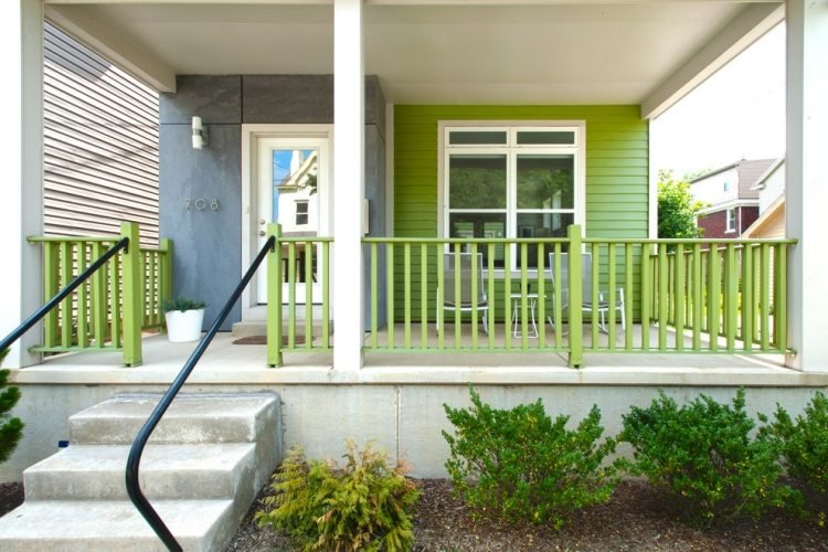 Banister-paint-house-entré-gräs-grönt
