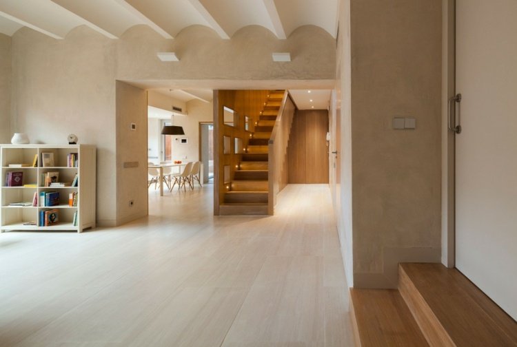 trappa i trä maisonette-välvt-vardagsrum-ljus