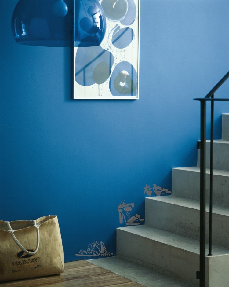 Renovera trappa -målning-idéer-blå-betongtrappor-metallräcke-väggdekoration-väggdekaler