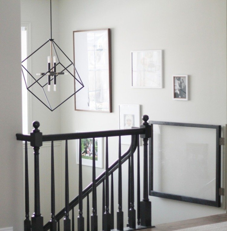 Trappa-renovera-idéer-måla-vit-svart-räcke-minimalistisk-modern-taklampa