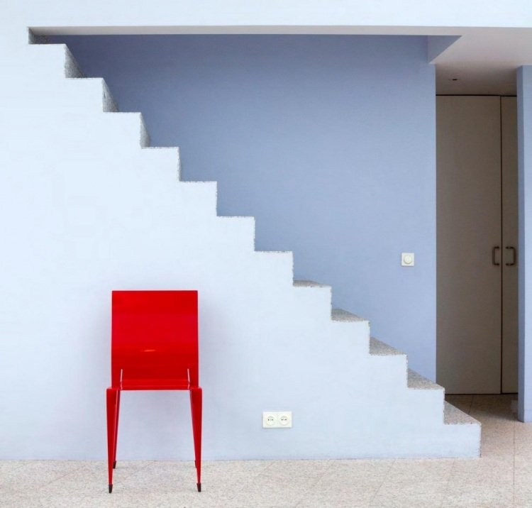 Trappa-renovering-målning-idéer-minimalistisk-blå-grå-stol-röda kakel