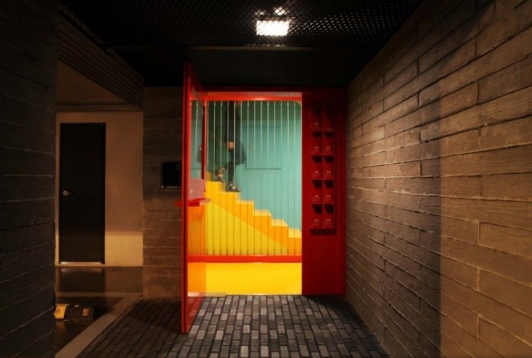 Trappa-renovering-målning-idéer-neonfärgad-exponerad-betong-modern-dörr-röd