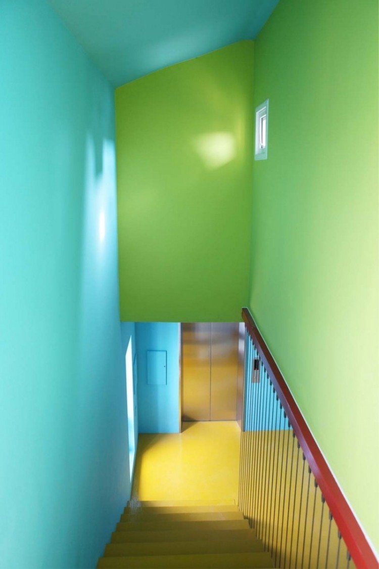 Trappa-renovera-måla-idéer-neon-färger-modern-gul-blå-grön-ljus