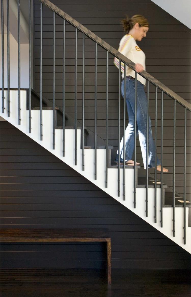 trappa-renovera-måla-idéer-svart-minimalistisk-modern-steg-metall-räcken