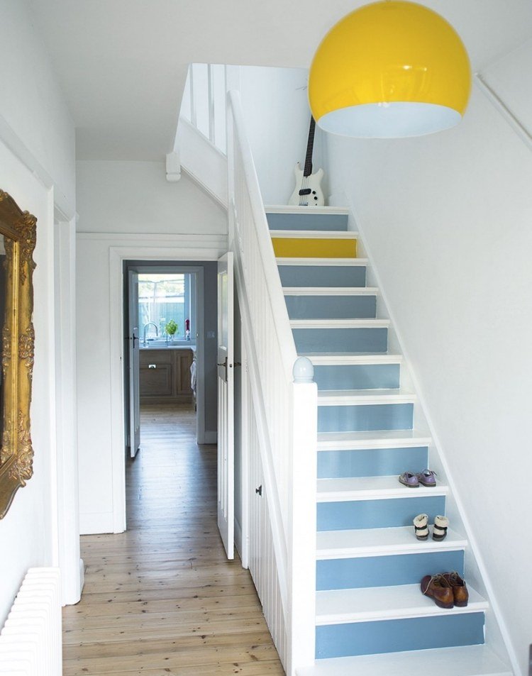 Trappa-renovera-måla-idéer-hall-vita-steg-baby-blå-hängande-ljus-gul