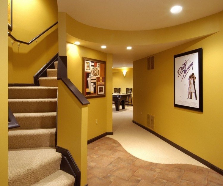 Trappa-renovera-måla-idéer-gul-lysande-mattor-trappor-spot-belysning