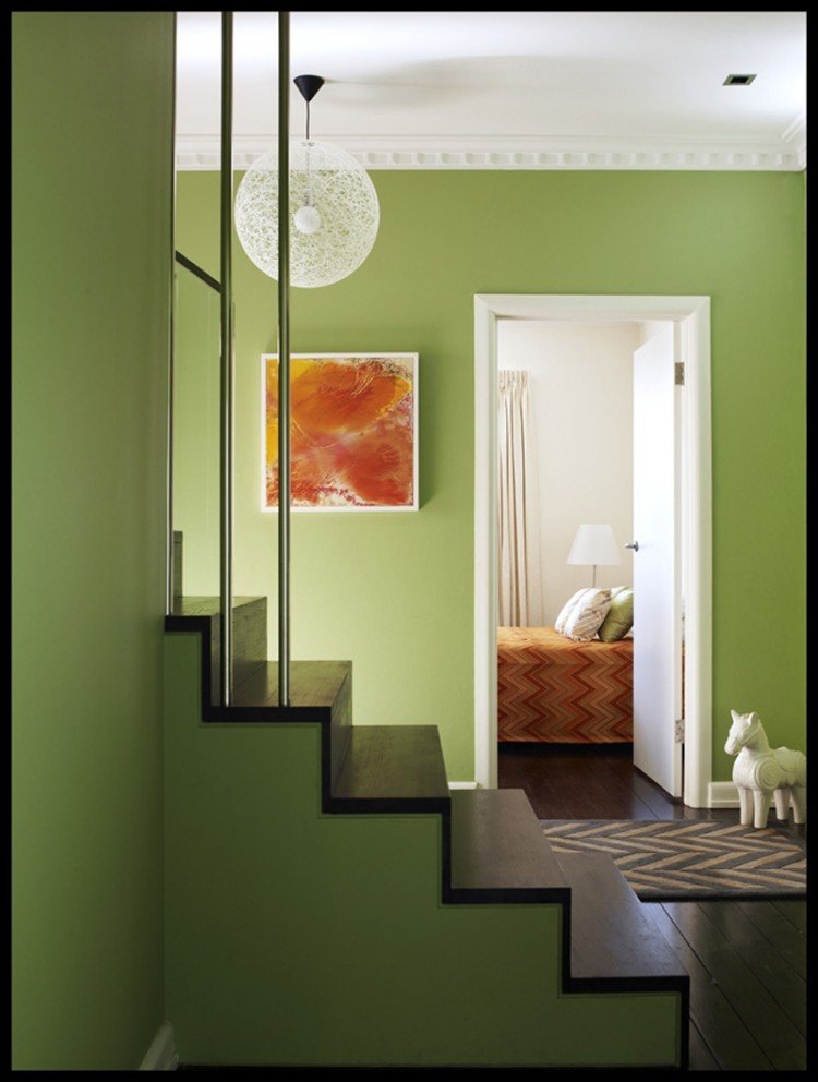 Trappa-renovera-måla-idéer-gröna-steg-svart-fräsch-modern