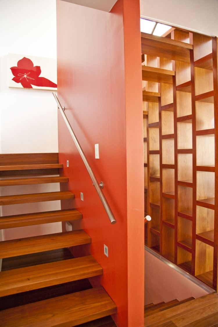 Trappa-renovera-måla-idéer-trä-trappor-dekorativa-vägg-hyllor