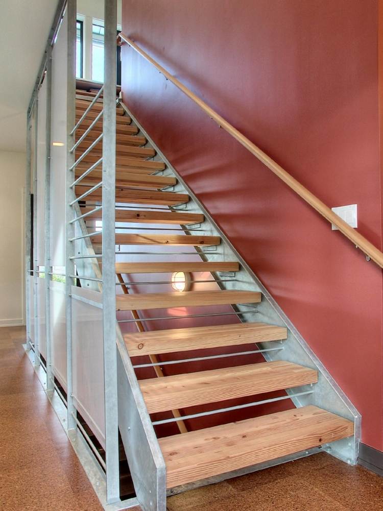 trappor-renovera-måla-idéer-trä-steg-metall-terrakotta-vägg-måla-trä räcken