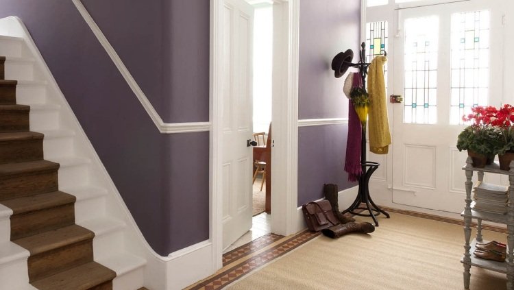 Trappa-renovera-måla-idéer-violett-vägg-måla-vit-stuckatur-trappsteg