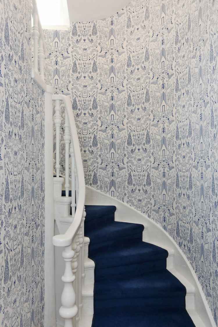 trappa-renovering-idéer-tapetsering-snygg-elegant-vit-mörk-blå-matta-räcke