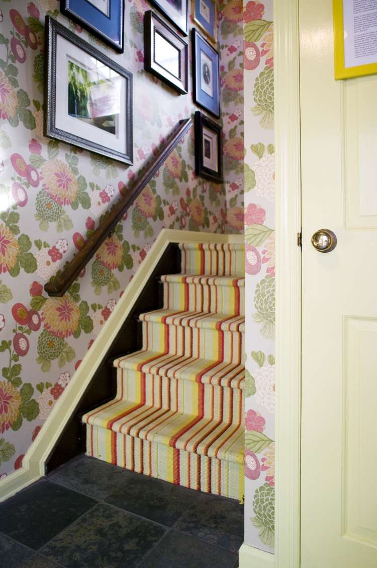 Trappa-renovera-idéer-tapeter-färgglada-mönster-blommor-bild-vägg
