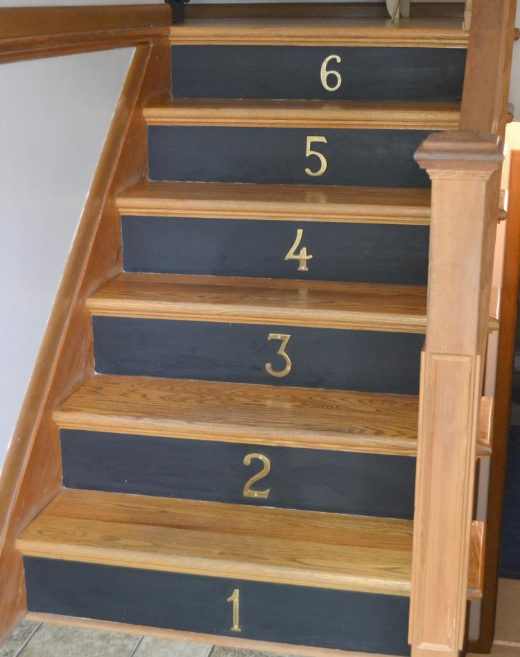 Trappa-renovera-måla-idéer-trappor-steg-svart-nummerering
