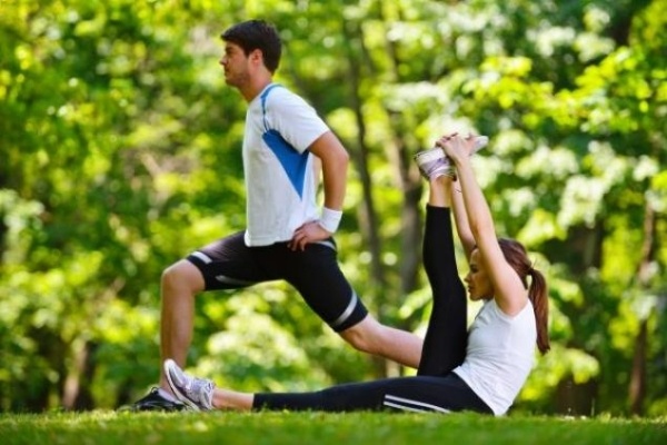 uppvärmning stretching oumbärlig före aktivitet mot skador under träning för ben och mage