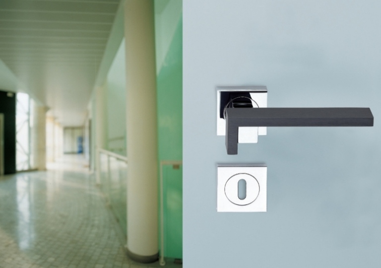 Dörrhandtag och dörrbeslag är minimalistiska stålmoderna