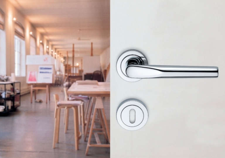 Dörrhandtag-dörrbeslag-stål-modern-puristisk