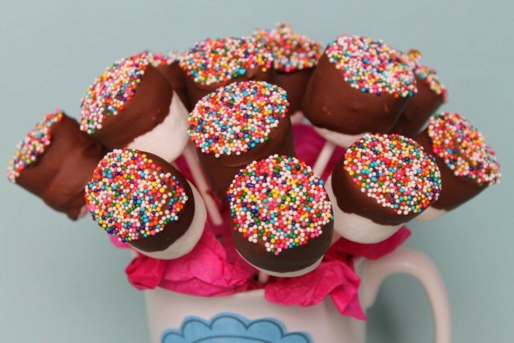 gör dig själv att dricka choklad färgglada strössel marshmallow glasyr tekopp