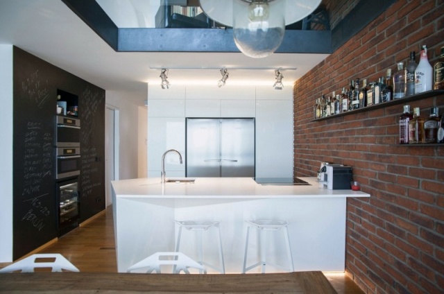 Triplex lägenhet i Prag inredning kök vit ö tegelvägg