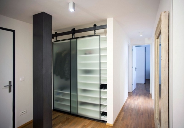 Triplex lägenhet i Prag garderob skjutdörrar matt glas