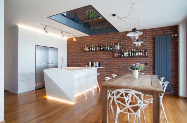 Triplex lägenhet i Prag modernt kök vit ö industriell stil tegelvägg